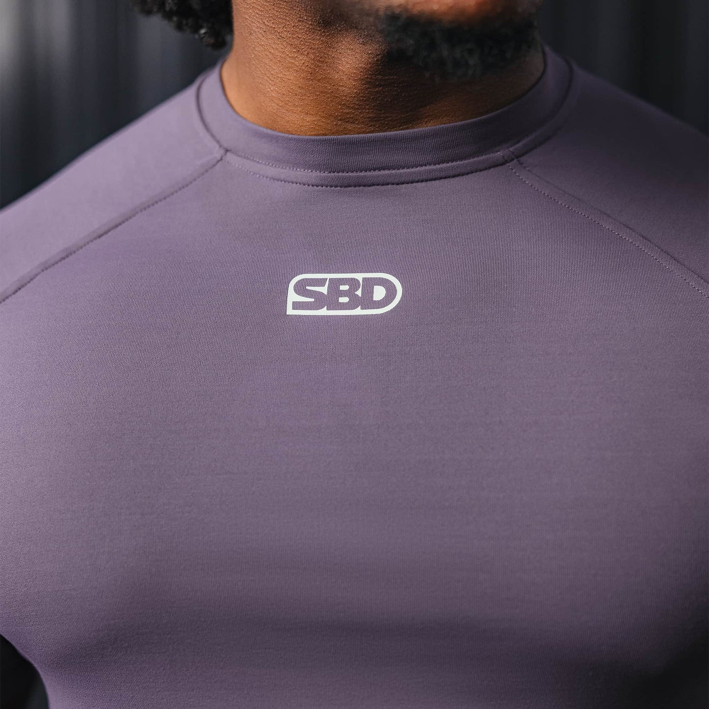 Cuello cerrado playera SBD morada para entrenamiento de lycra