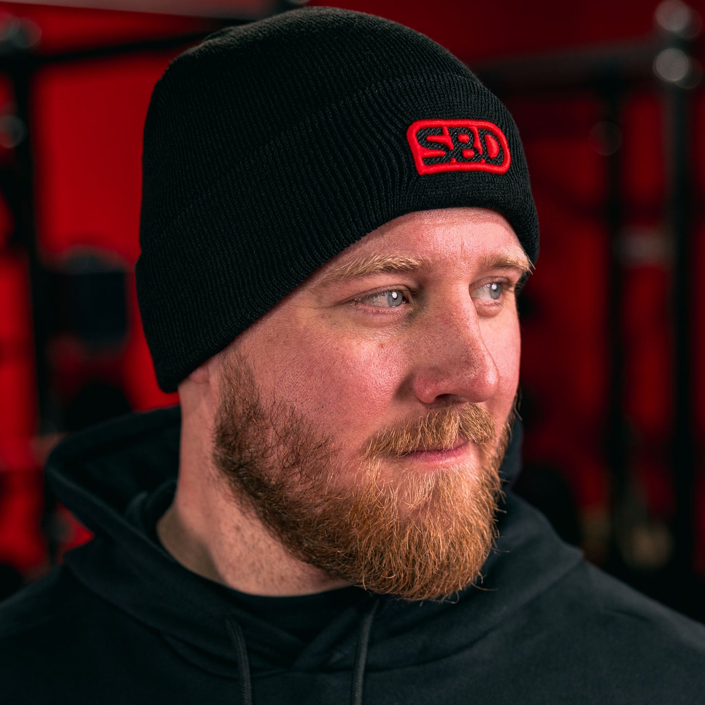 gorro negro con rojo sbd para uso diario