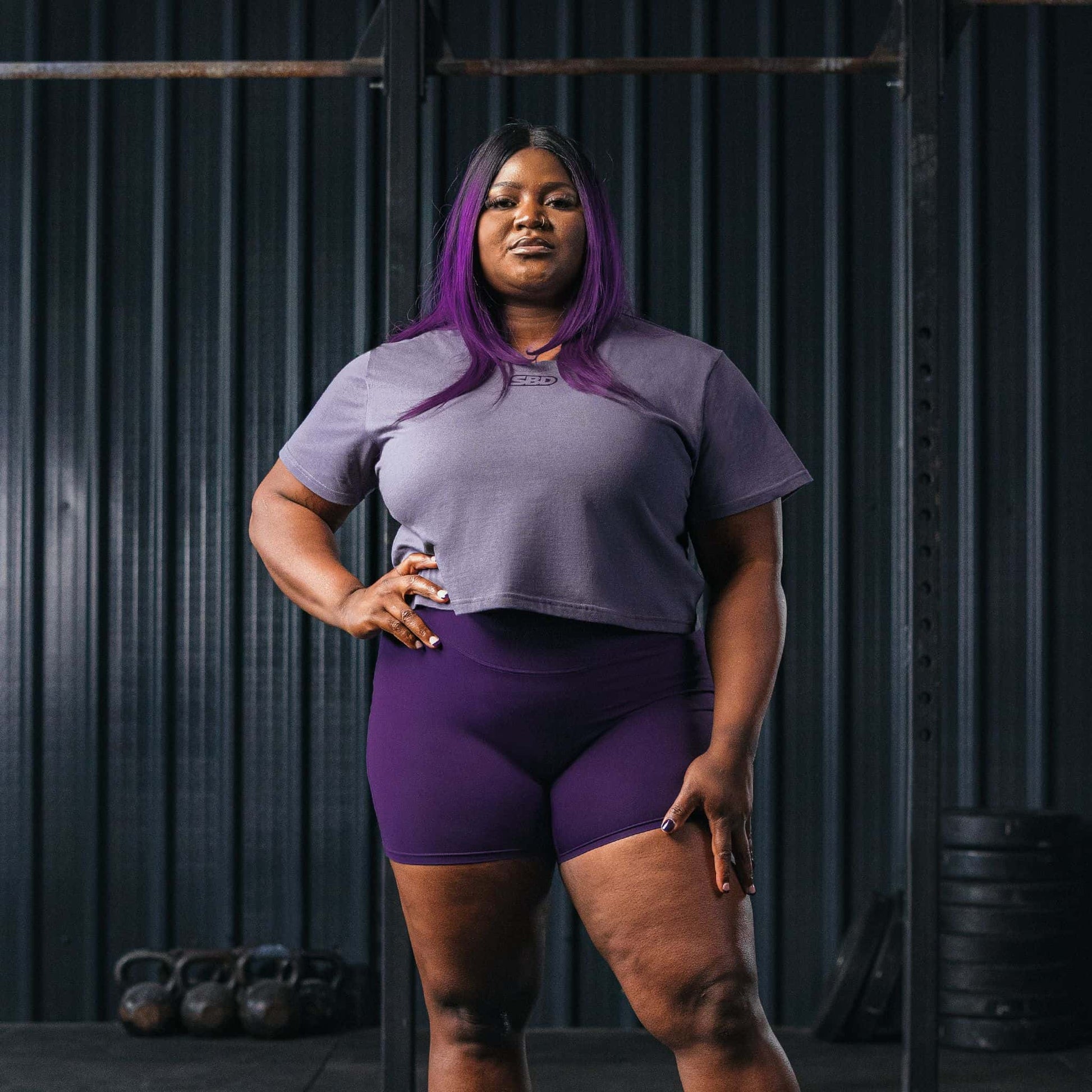 Crop top SBD de color morado ropa para gym SBD