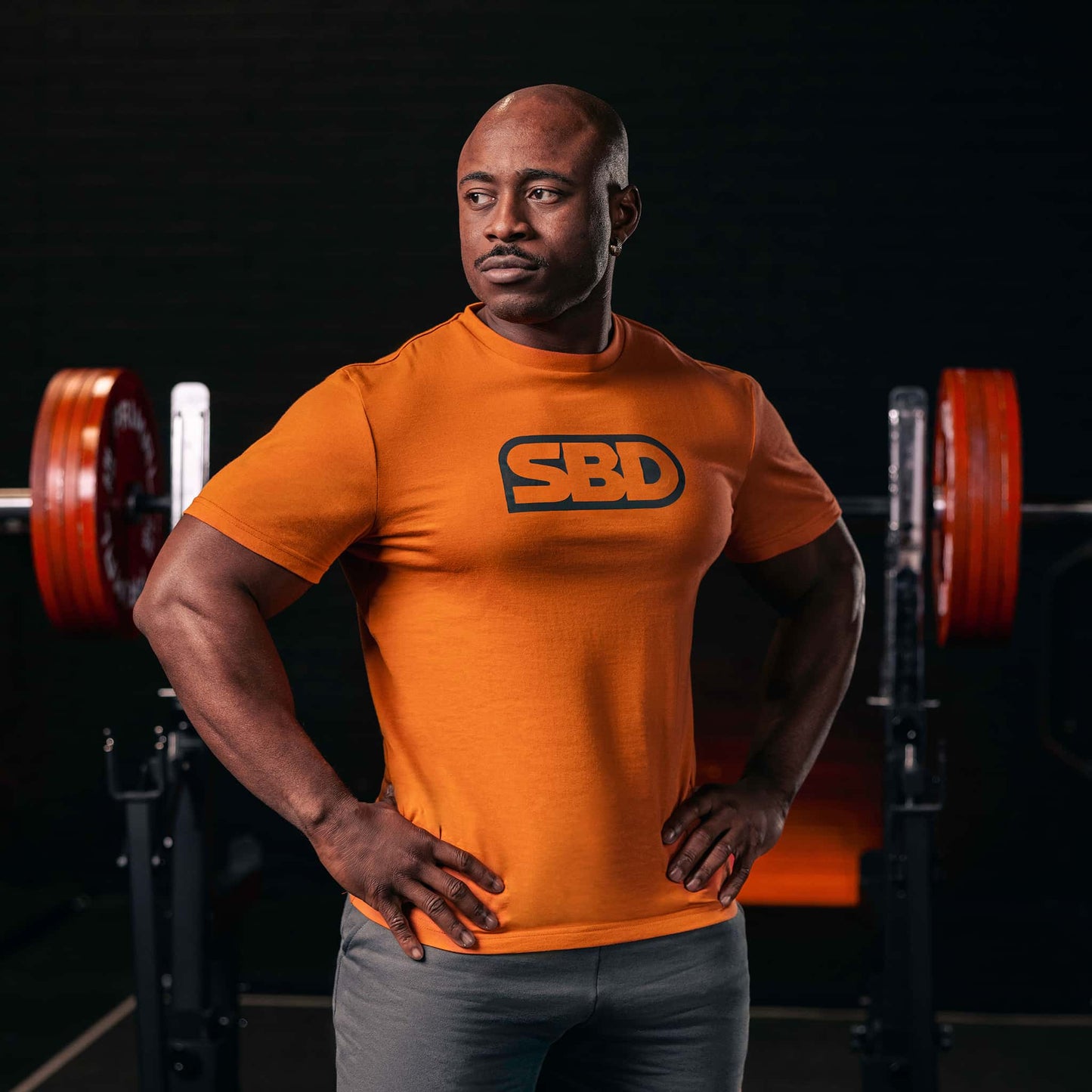 Playera para atletas de powerlifting gym o crossfit naranja SBD
