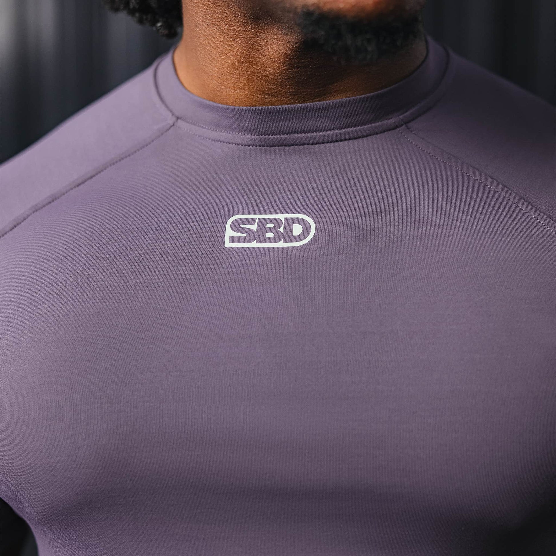 Cuello cerrado playera SBD morada para entrenamiento de lycra