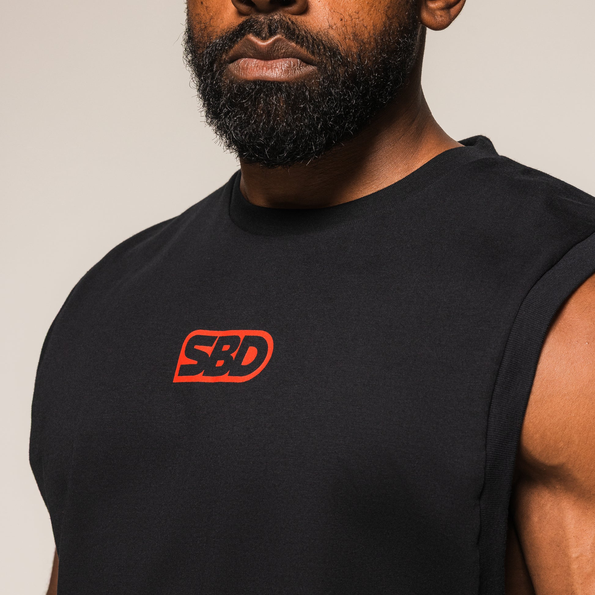 Playera negra sbd sin mangas para powerlifters y strongman