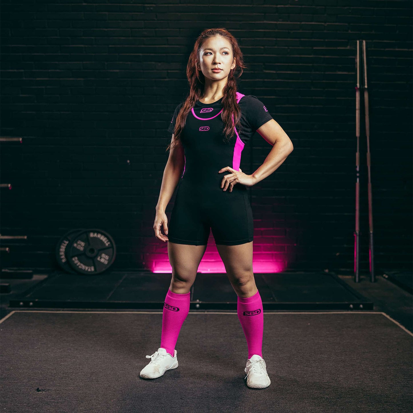 Singlet de mujer negro con rosa para powerlifting o entrenamiento